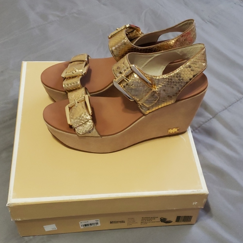 **sale***Gold strapped wedges🔥🔥🔥🔥